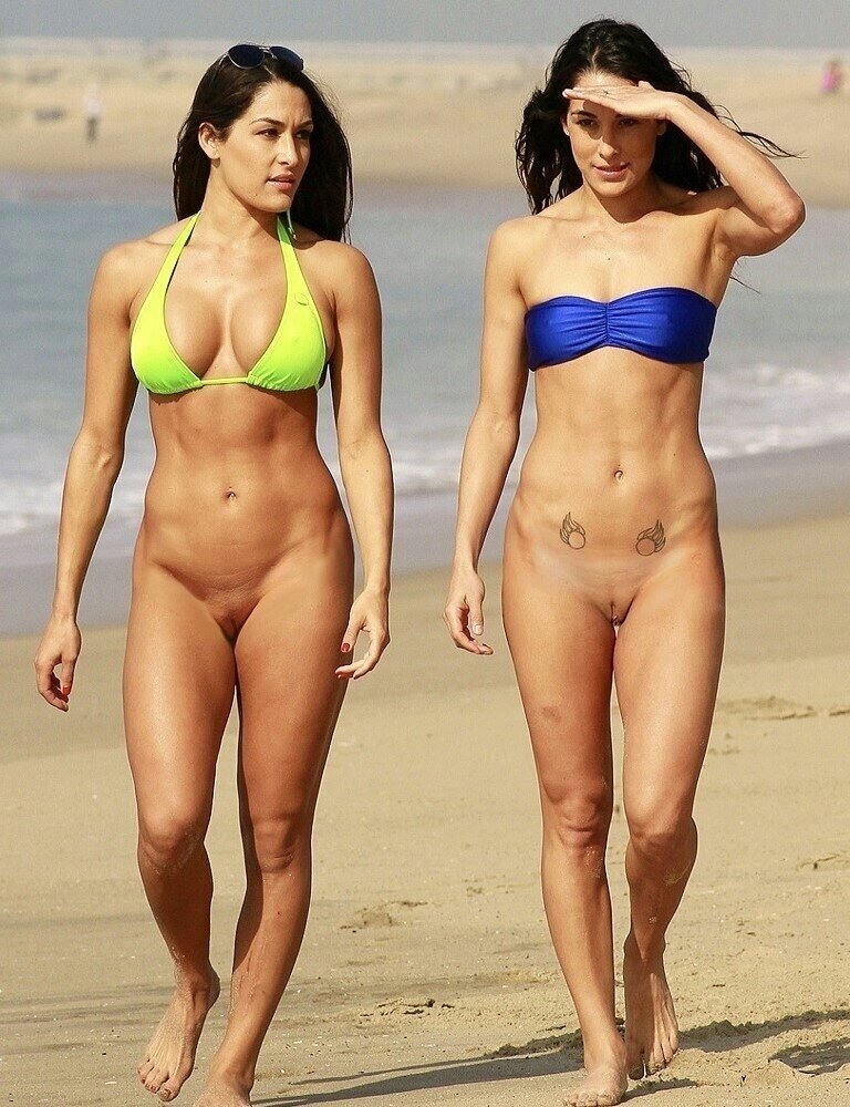 2热狗娘们到处走走炫耀自己的阴道 picture