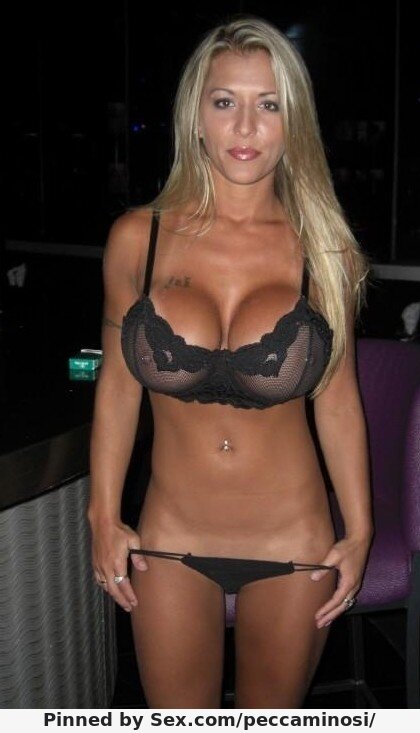 Blonde Bombshell MILF picture
