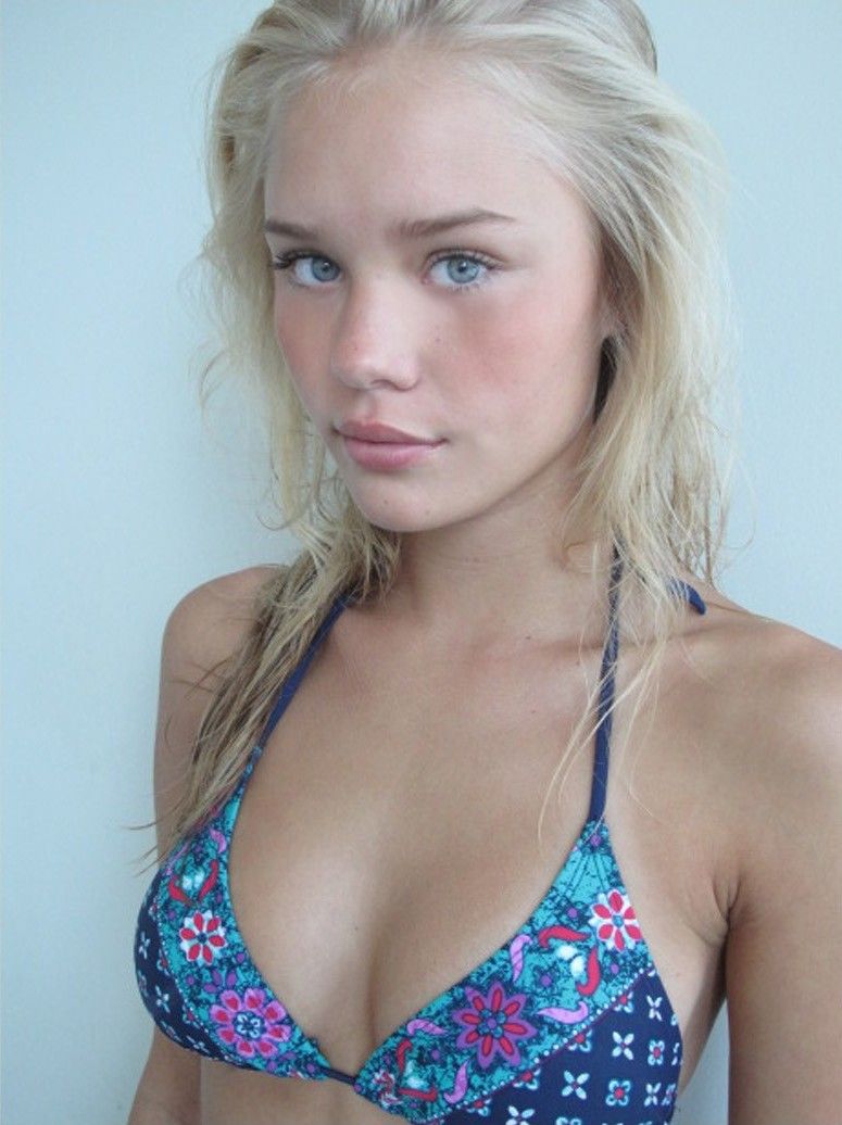 Bikini giyen güzel mavi gözlü sarışın picture