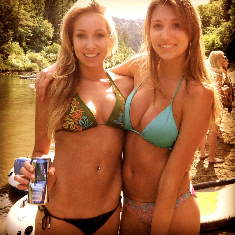 bikinili seksi kız kardeşler, inanılmaz göğüsler! picture