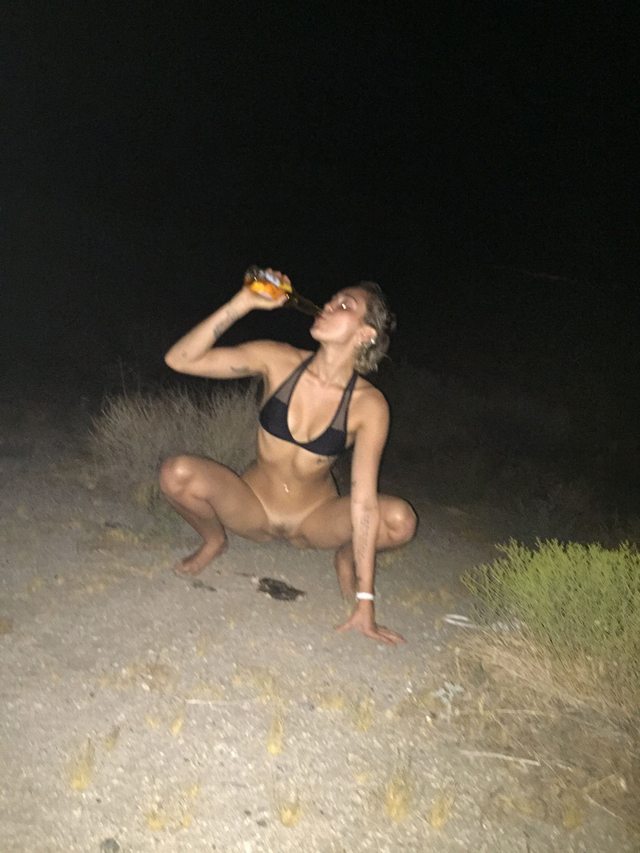 Tuhaf Miley Cyrus, PISSING Photos'u sızdırdı. # 2 picture