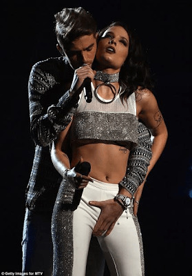 Halsey, VMA'larda sahneye çıktı. picture