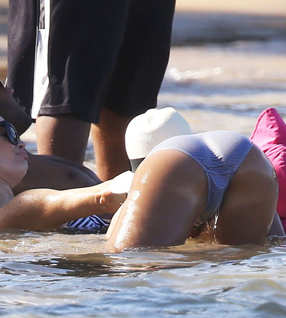 Jessica Alba wet ass up hawaii picture