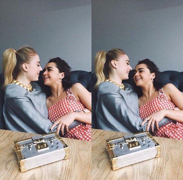 Maise Williams ve Sophie Turner picture