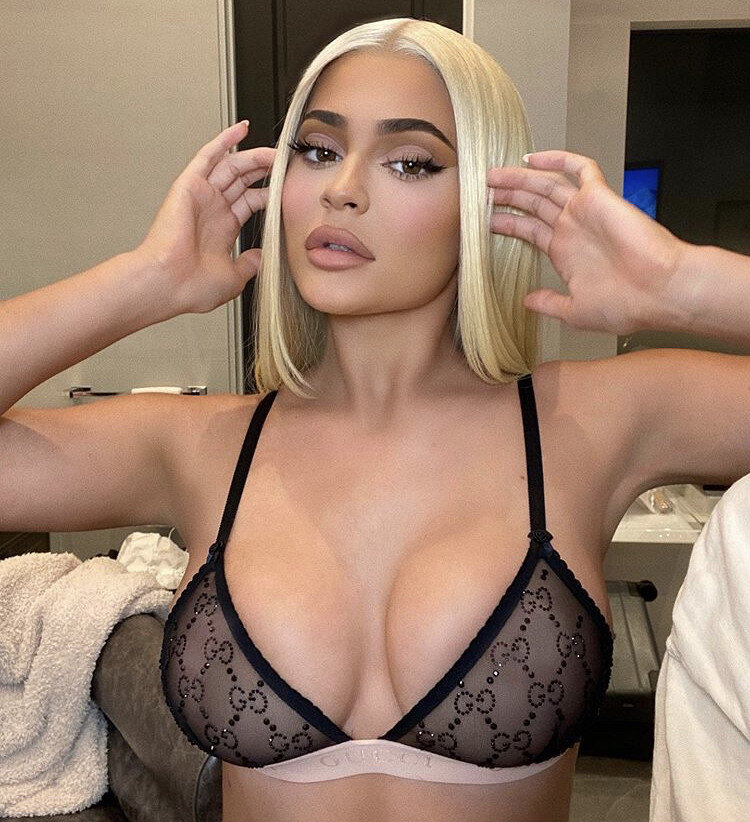 Kylie Jenner穿着胸罩 picture