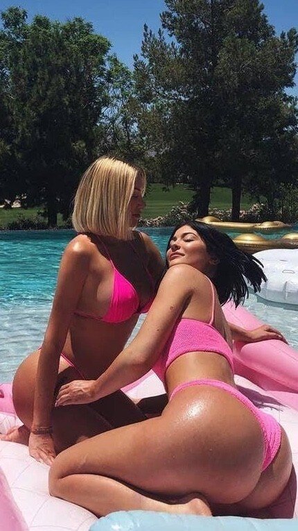 Kylie Jenner ve arkadaşı picture