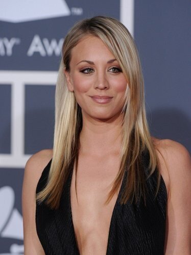 Atriz Kaley Cuoco em um sensual decote picture