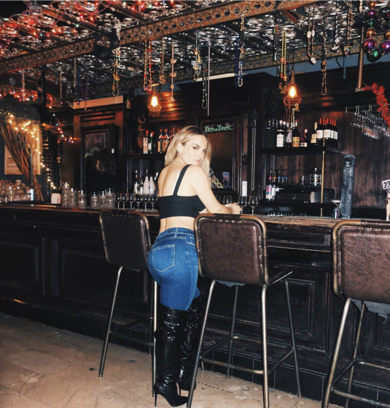 Jojo穿着牛仔裤在酒吧 picture