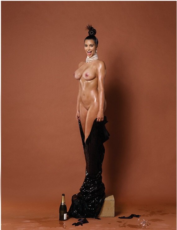 Kim Kardashian은 Paper Magazine에서 알몸으로 picture