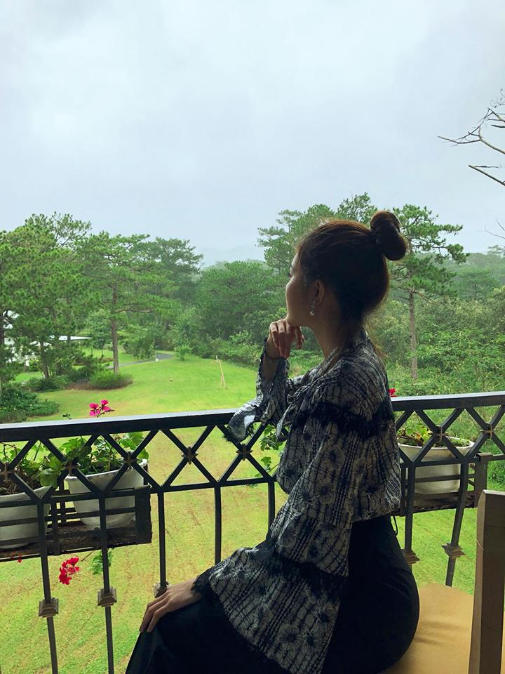누드가 아닌 유명인 아시아 베이비 릴리 루타가 그녀의 땅을보고 밖에서 앉아 picture