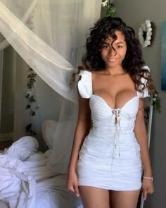 ドレスを着たヘイラナマリー。 picture