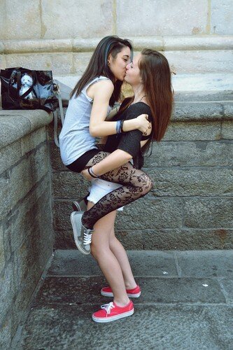 Passionate College kiss picture