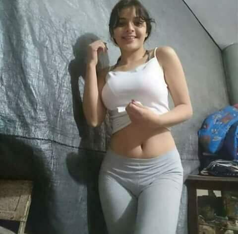 彼女の柔らかいへそを見せているティーン picture