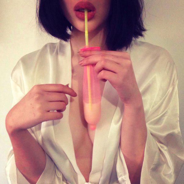 调皮的女人最喜欢的饮料 picture