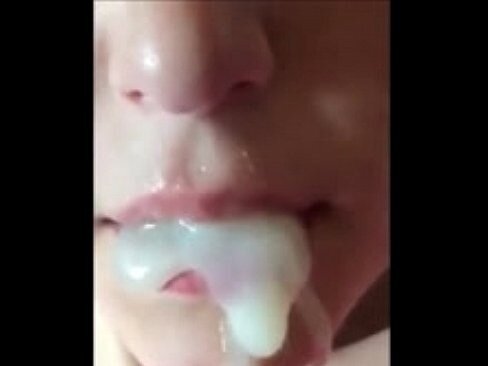 그녀에게 내 크림 충전물을 원하는지 물었습니다 ... picture