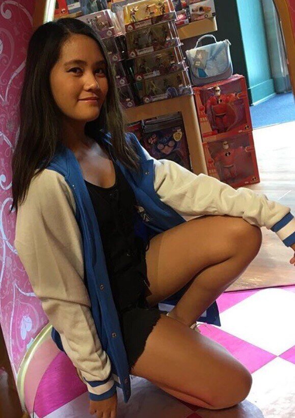 3人の男と4人組の1時間前のセクシーなアジア人 picture