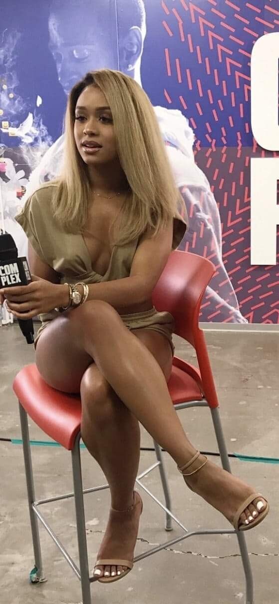 毫无尝试地坐着性感，我不知道她是怎么做到的？ picture