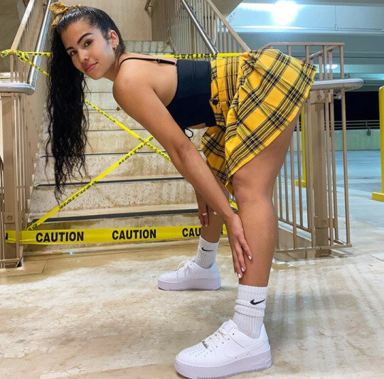 eğil ve kendini göster ... eteğinin altında ne var picture