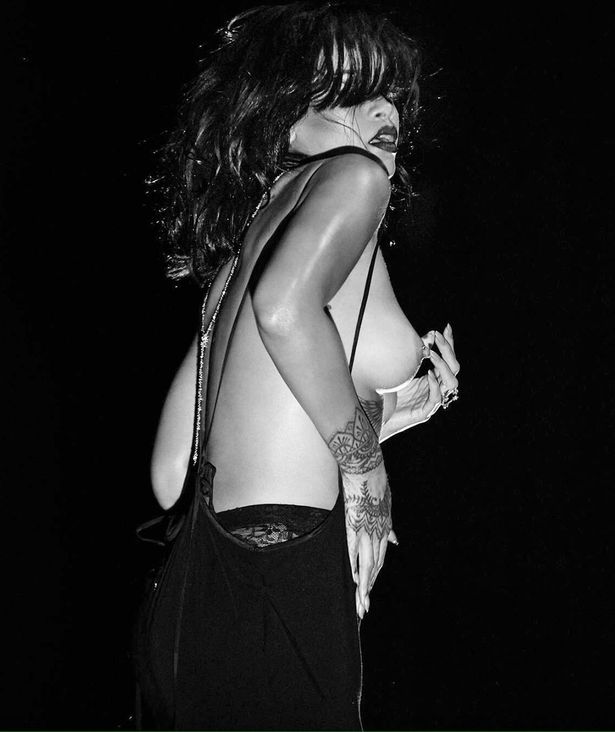 Rihanna는 그녀의 새로운 키스에 젖꼭지를 깜박입니다. picture