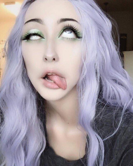 염색 한 머리를 가진 큐티 picture