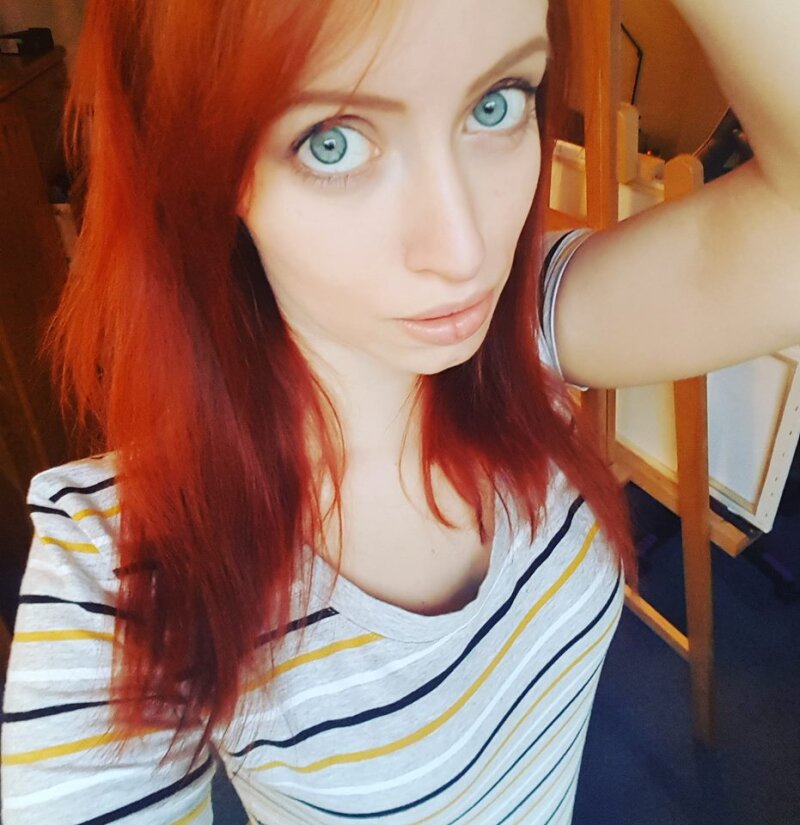 bu harika kız arkadaşı selfshot fotoğrafta muhteşem emo kızıl saçlı picture
