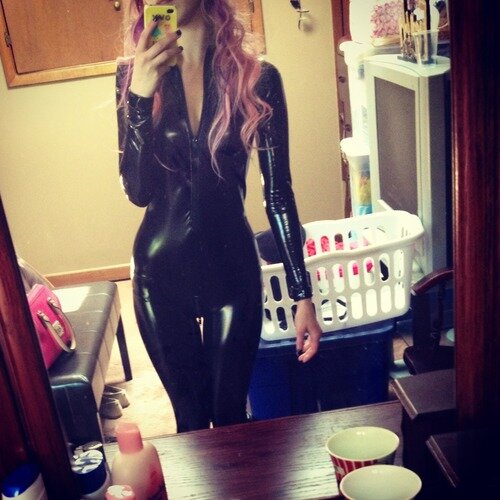 hot emo babe in latex picture