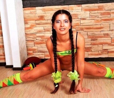 パンティーなしでエクササイズをしている体操選手 picture