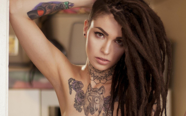 她叫什么名字？ picture