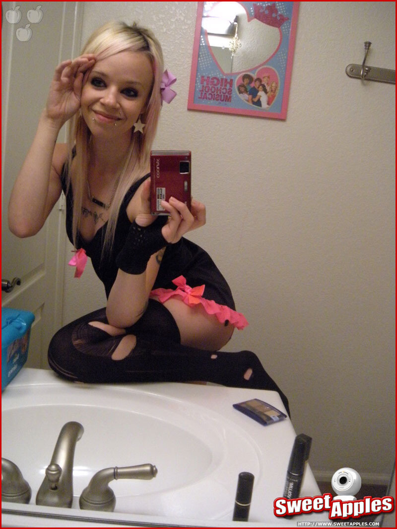 Amazing selfshot picture with sexy emo blonde picture