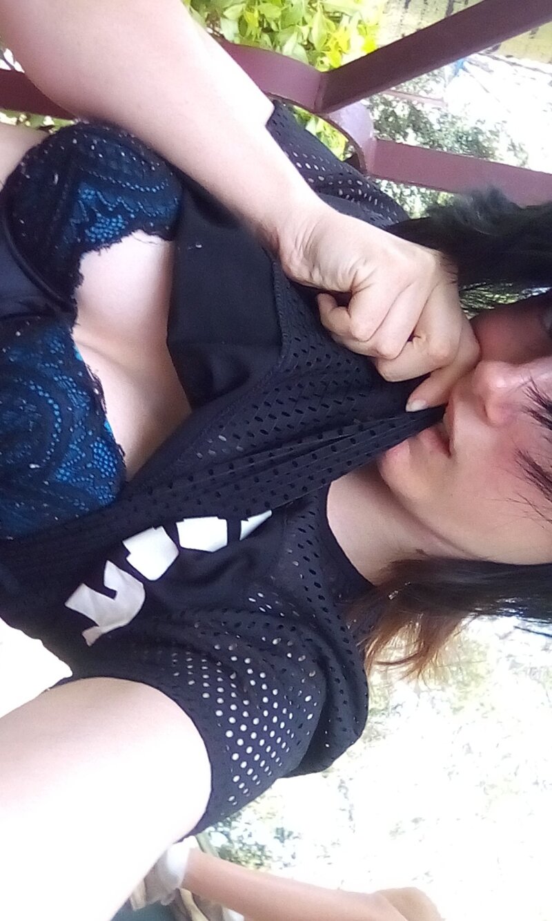 Cute Goth Teen Shows Tits picture