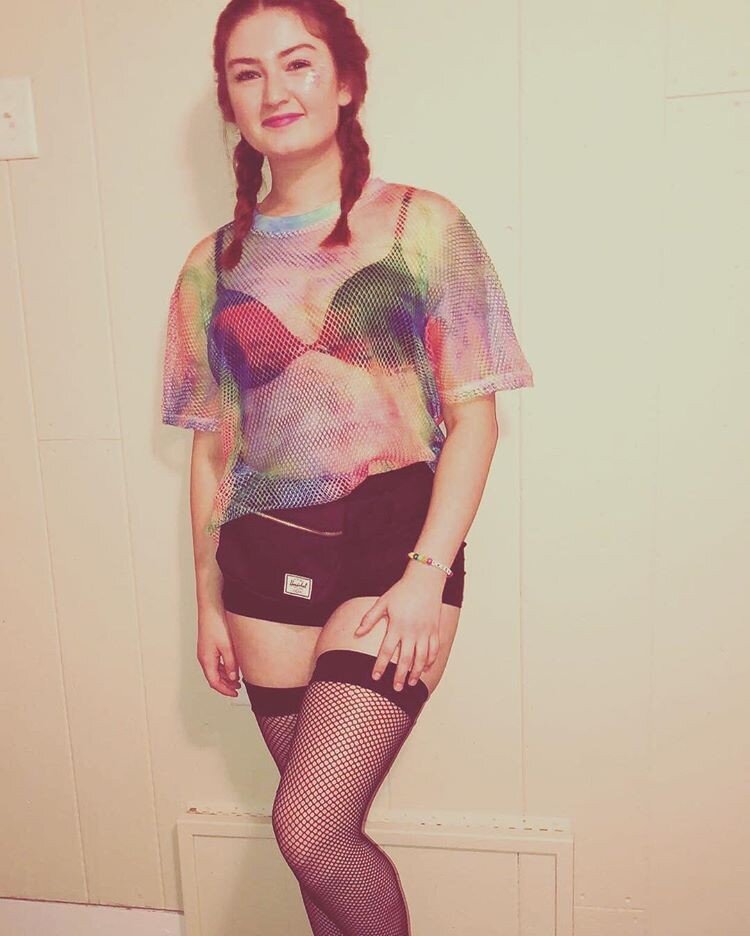 Bu sürtük fahişeyle ne yapardın? picture