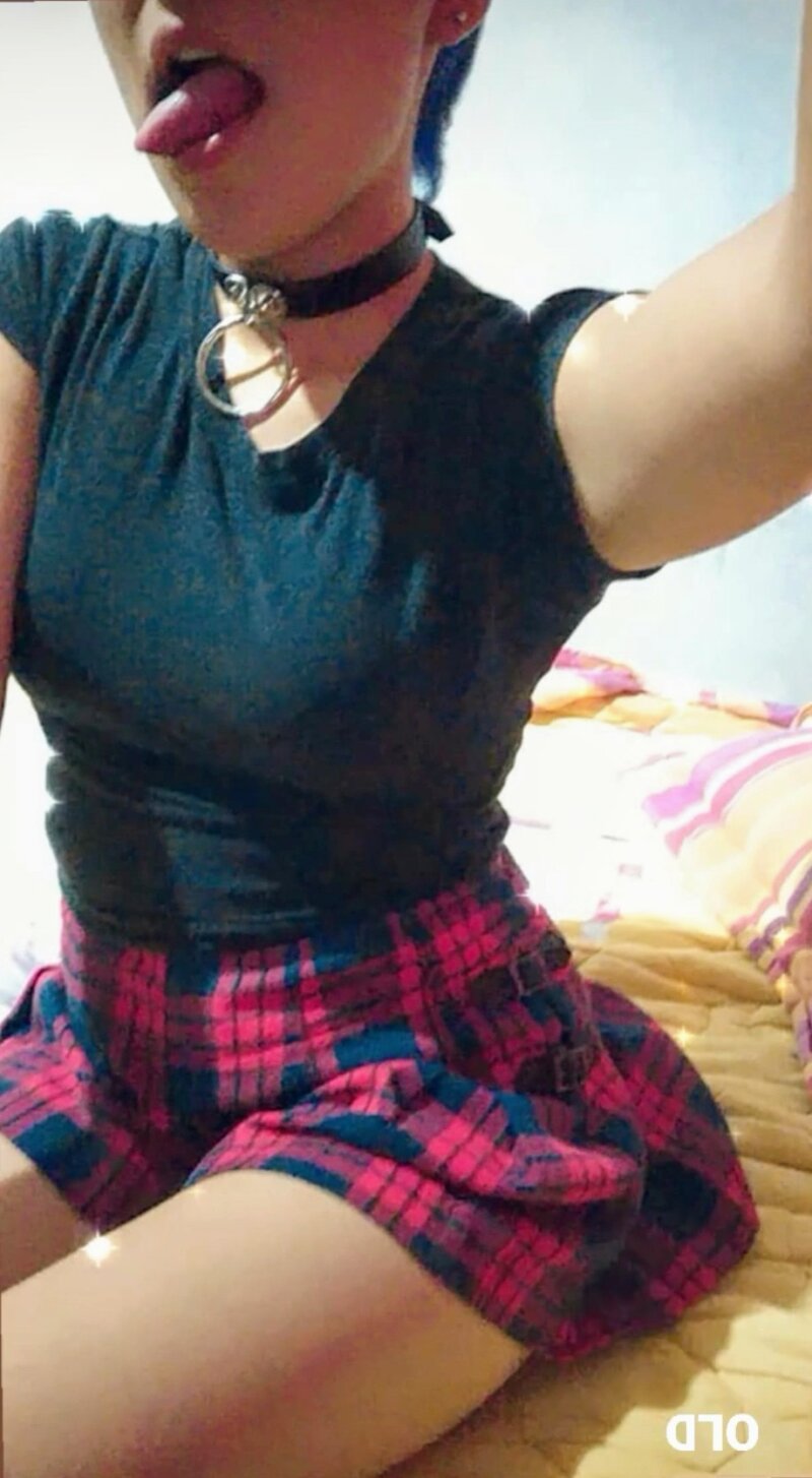 セクシーな赤いミニスカートの痴女ティーン picture