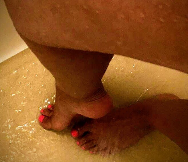 Pretty feet with nice arches and beautiful toes picture