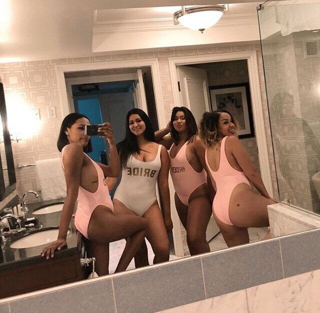 ホテルで性交するセクシーな娼婦のグループ picture