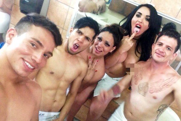 Alexis La Vega는 섹시한 복근과 근육질의 남성 슬림 가연성 배를 가진 Ninomiya Guys cuteboys와 함께 매달려 있습니다-SGB picture