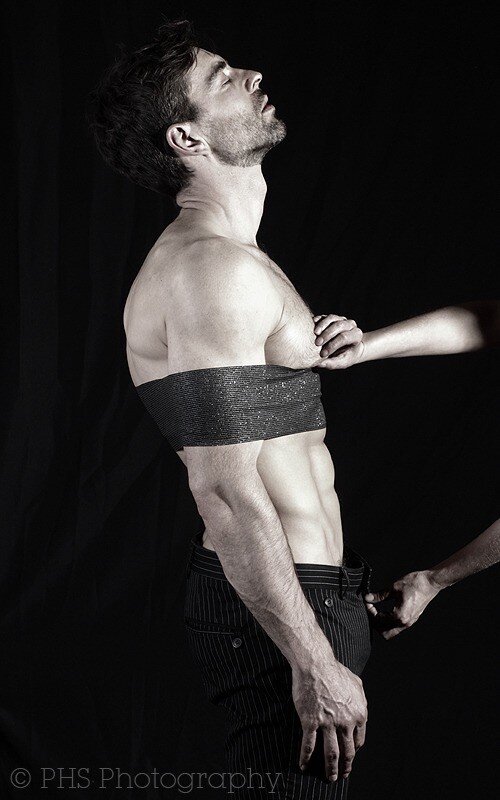 楽しみの準備をしている熱い男 picture