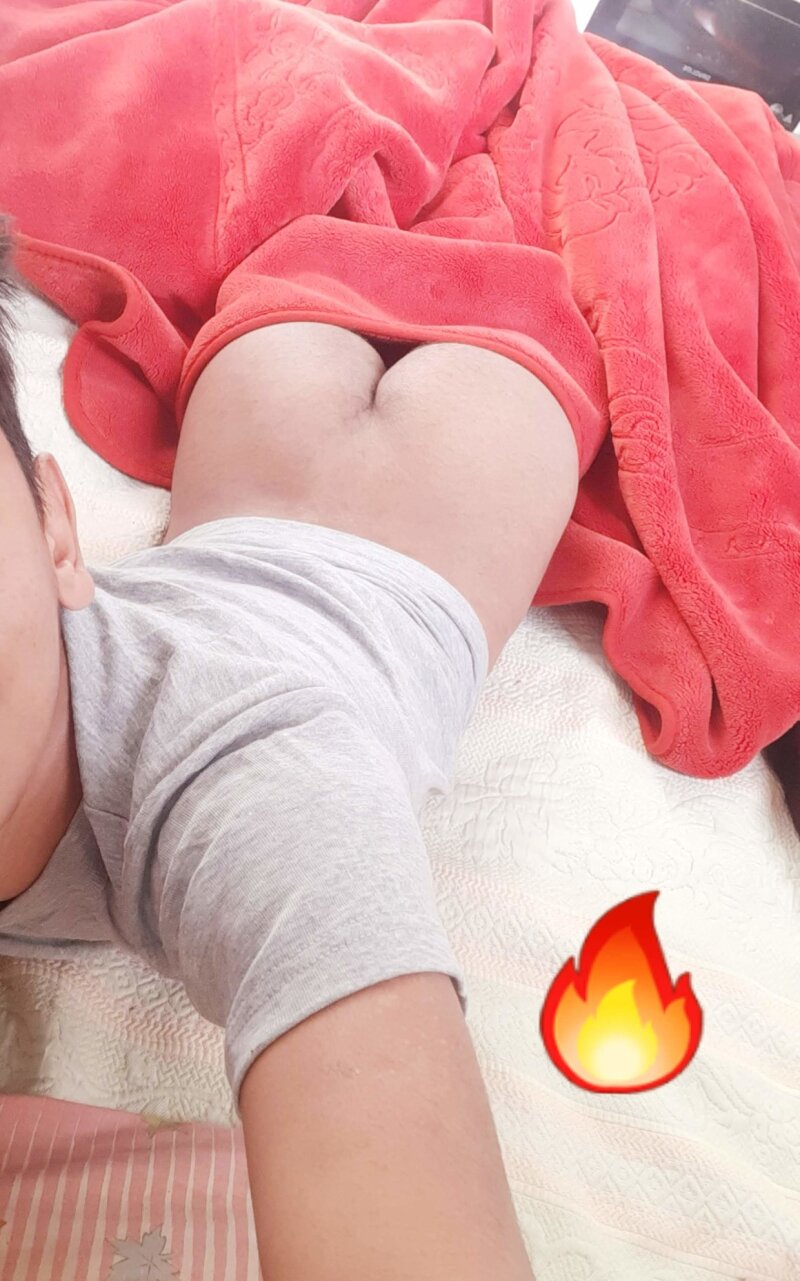 裸のfemboyのお尻 picture