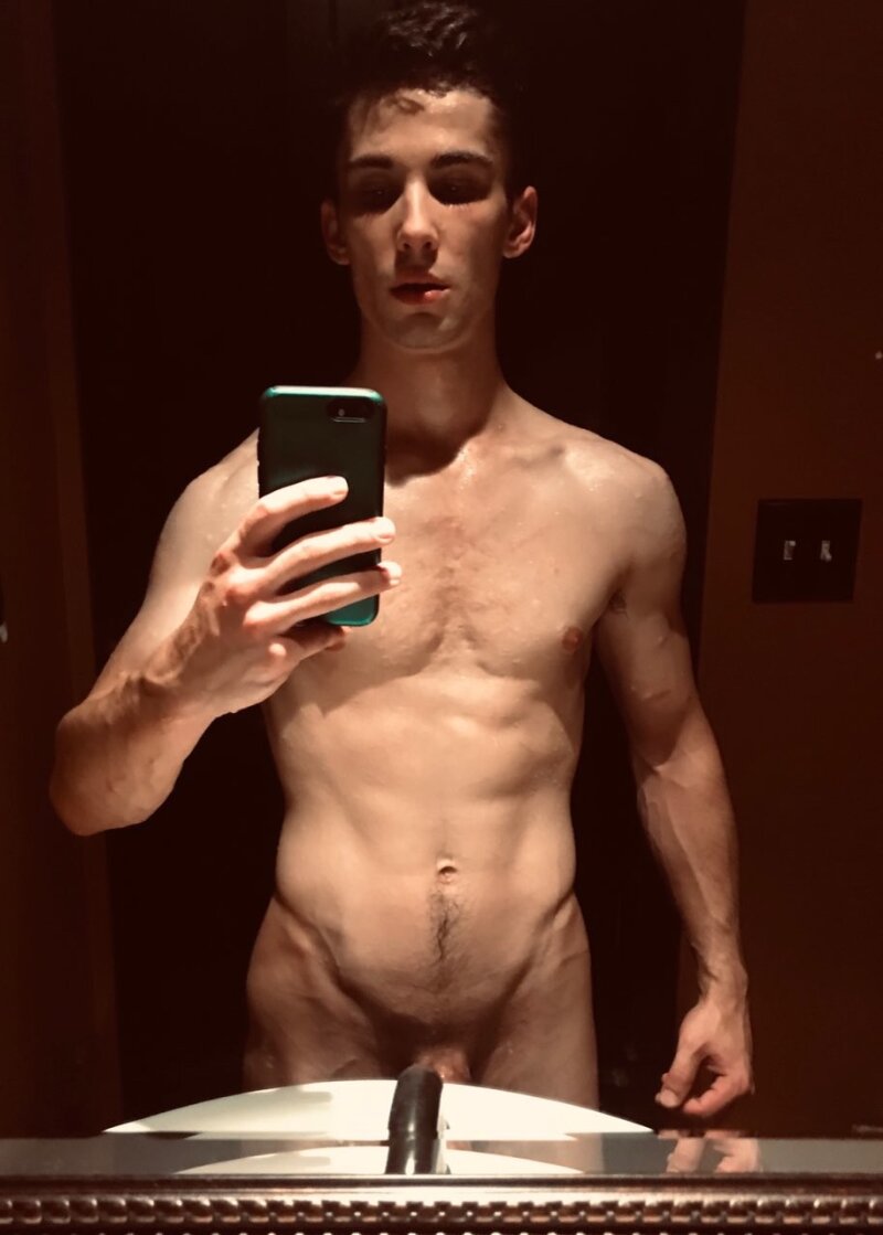 Athletic fit stud selfie picture