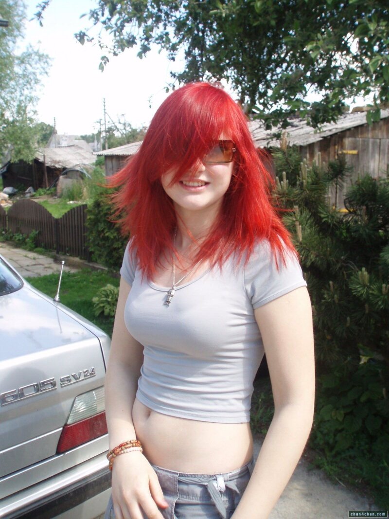 Hot red head girl non-nude - Chica pelirroja con ropa picture