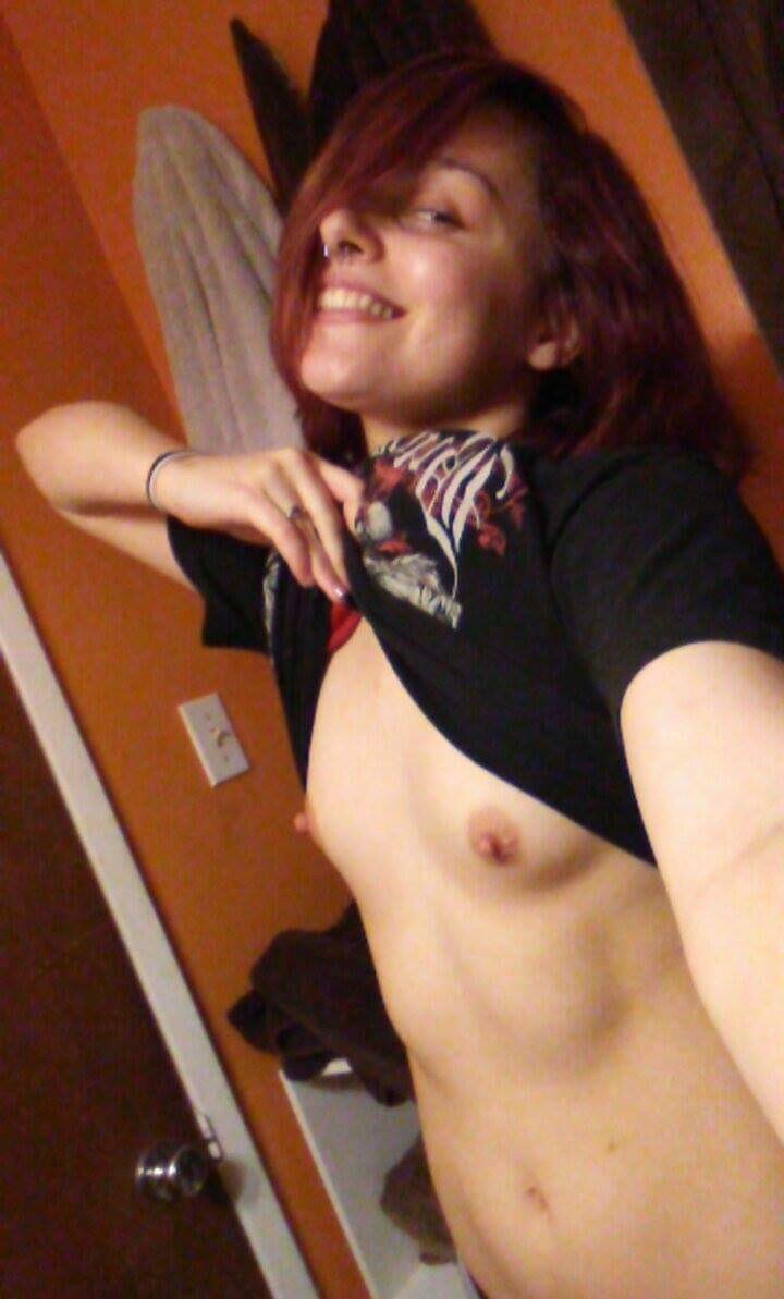 浮気売春婦は彼女の小さなおっぱいを点滅させます picture