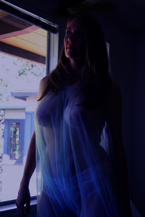 깎아 지른듯한 란제리의 창 옆에 큰 가슴 성숙한 서 picture