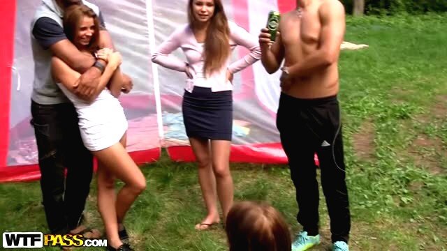야외에서 러시아 섹스 파티 picture
