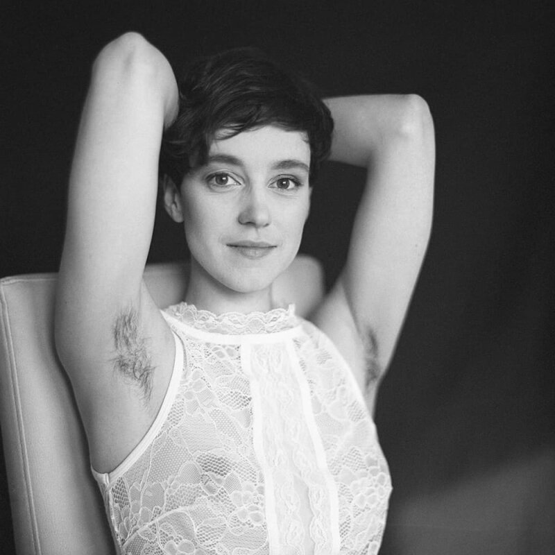 毛茸茸的腋窝,美丽的脸庞和微笑和乳头可见 picture