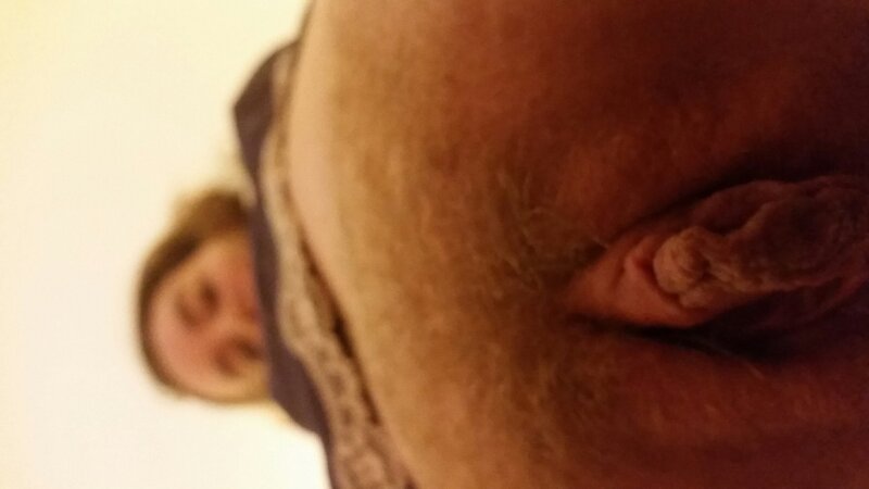 Karım işteyken benimle dalga geçiyor. picture