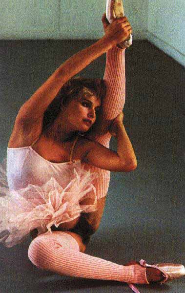 色情明星芭蕾舞女演员奥林卡炫耀她的毛茸茸的猫 picture