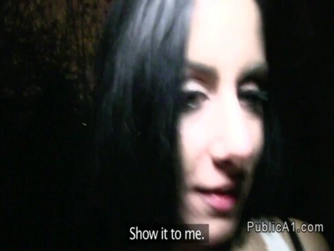 捷克布鲁内特贝贝乱搞对于现金在公众 picture