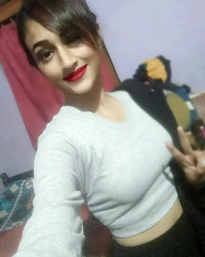 평범한 인도 남자, 화장도 거의 안하고, 드레스 준비 ^^ picture