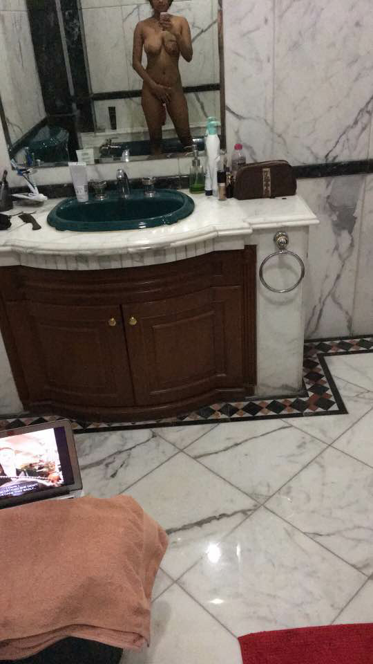 amatör Hint teen içinde sexting banyo pic picture