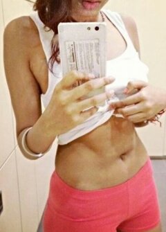 辣妹表现出她的腹肌 picture