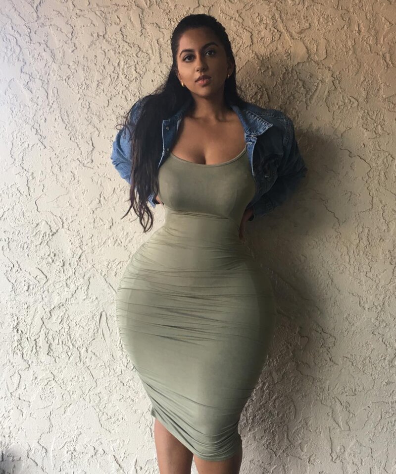 @desixchick with her superb hourglass-figure picture